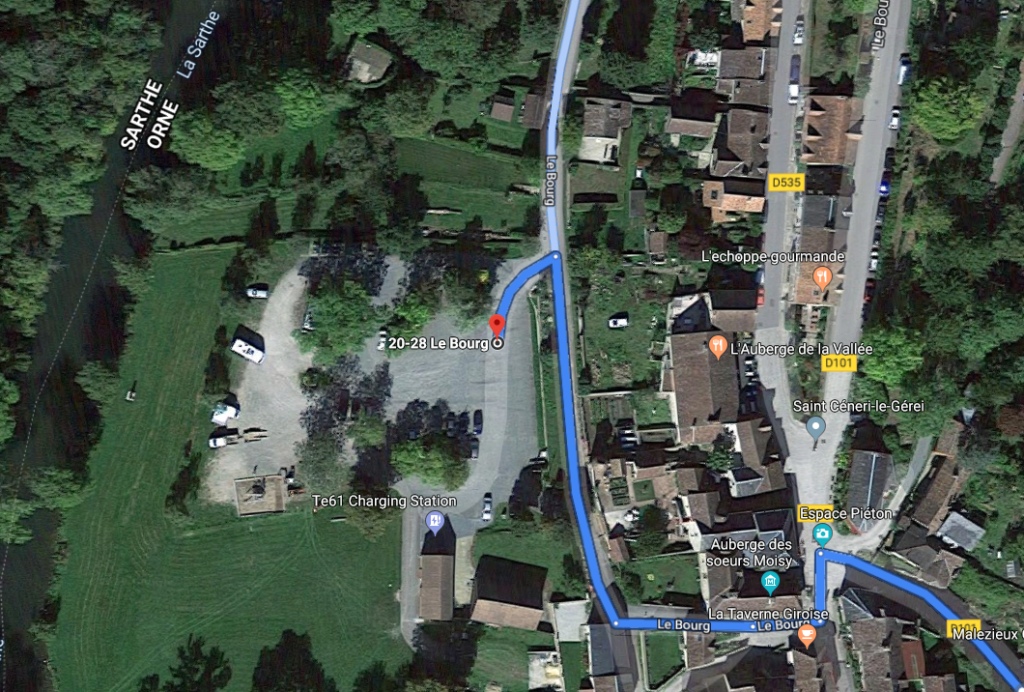 Vue satellite de la situation du parking  de St Cénéri le Gérai lorsque l'on arrive de St Leonard des Bois