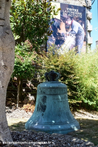 Cloche se trouvant à l'entrée de la fonderie des cloches Cornille Havard