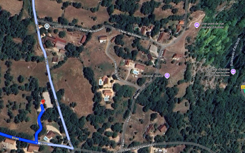 Vue aérienne du parking de Siran et le chemin menant au point de vue sur la cascade d'Autoire et le château des anglais