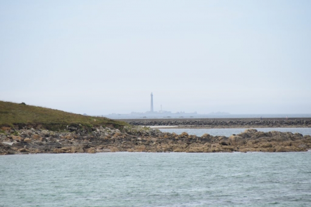 Baie de Tréssény, vue sur les phares de l'ile vierge