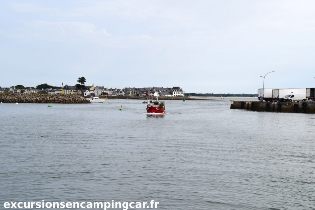 Arrivé d'un bateau de pèche dans le port de Loctudy