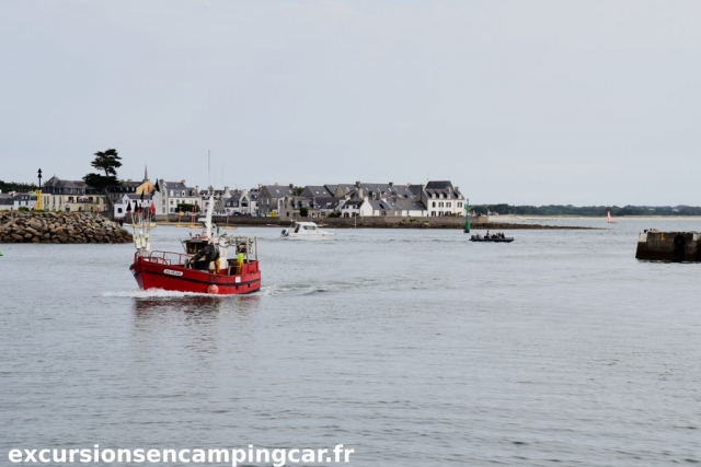 Arrivé d'un bateau de pèche dans le port de Loctudy