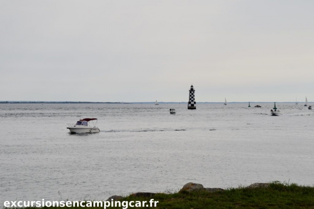 Trafic maritime devant le phare de Loctudy à l'entrée du port