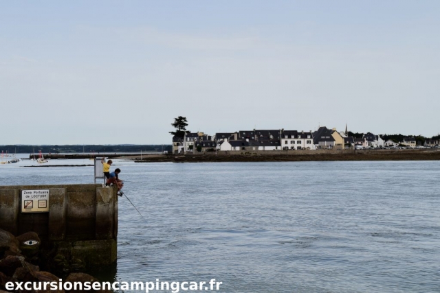 Jeunes pécheurs sur le port avec l'Ile-Tudy en face