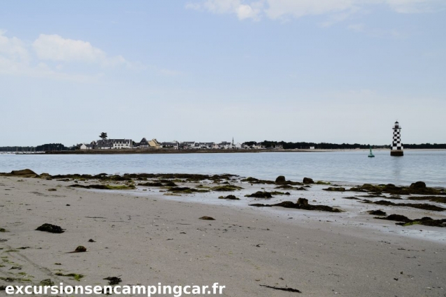 Vue sur le phare de Loctudy et l'Ile Tudy depuis la plage