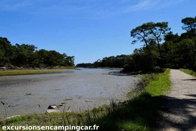 Chemin de halage longeant la rivière de Pont-L'abbé