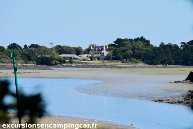 Vue sur l'une des maisons pouvant être aperçu depuis le chemin de halage de la rivière de Pont-L'abbé