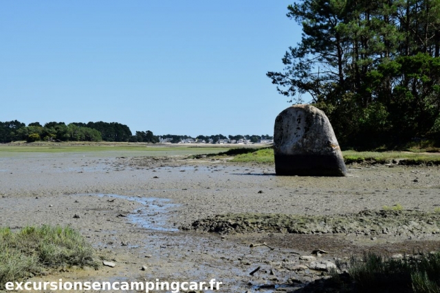 Le menhir de Penglaouic se trouvant dans la rivière de Pont-L'abbé