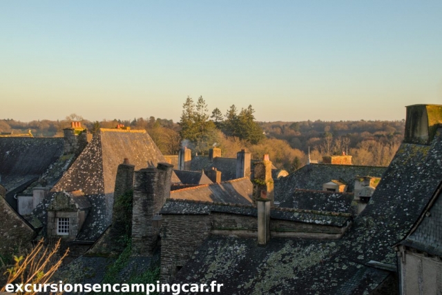 Couché de soleil sur les toits de Rochefort-en-Terre