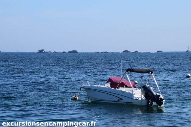 Barriere de rocher devant le port de Kérity