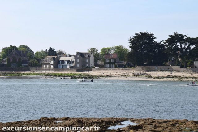Vue sur des maisons de Loctudy depuis l'Ile Tudy