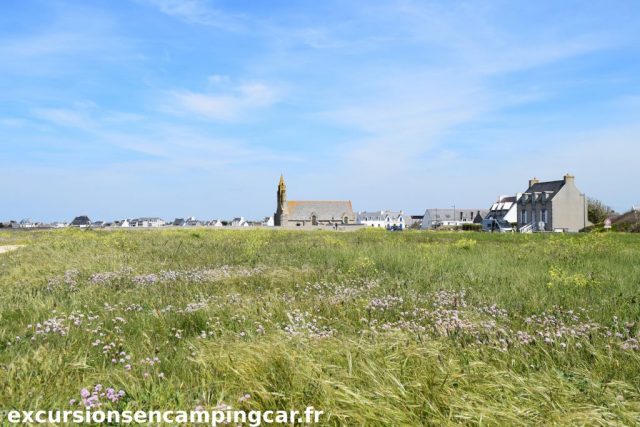 Végétations avec la Chapelle Notre-Dame-De-La-Joie à l'arrière plan