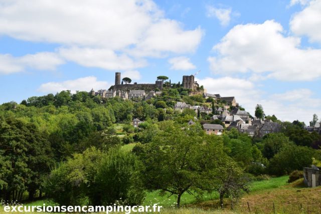 Vue sur la ville haute avec son château depuis l'aire de camping car