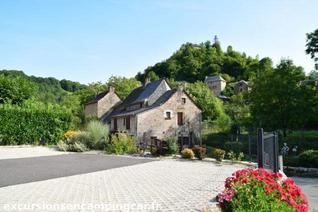 Parking à l'entrée du village