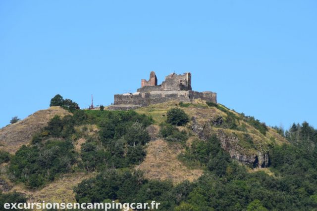 Vue sur les hauteurs d'Espallion depuis le chemin longeant la riviere
