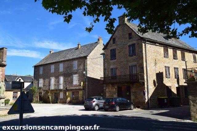 Le bourg de Saint Saturnin de Lenne
