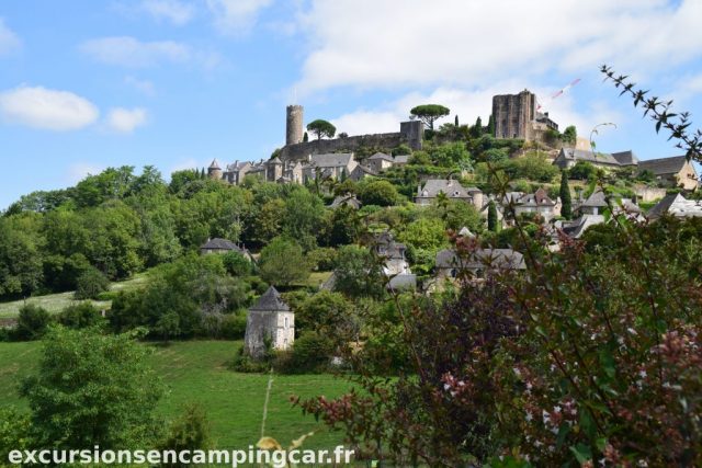 Vue sur la ville haute avec son château depuis l'aire de camping car