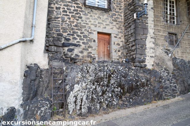 Entrée de maison peu commune rue des Planchettes