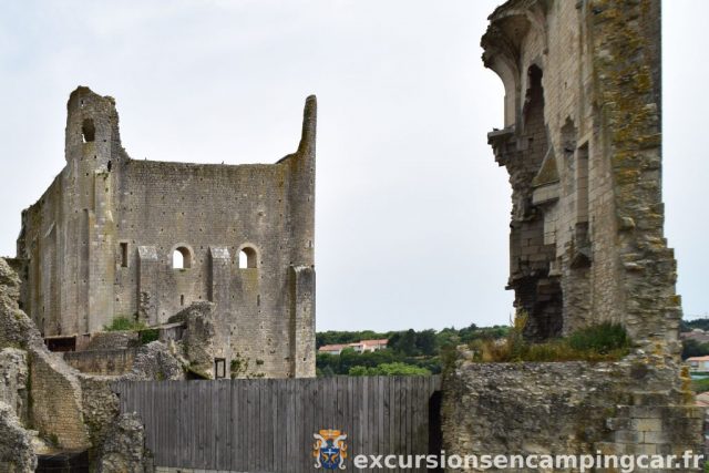 Vue sur le château de Chauvigny depuis la rue