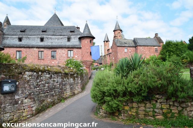 Balade dans les rues de Collonges-la-Rouge