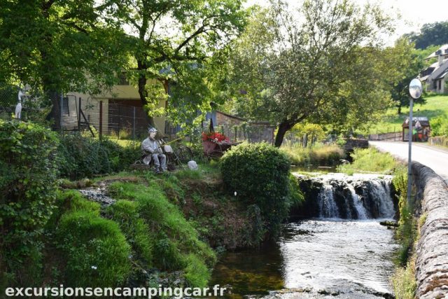 Décoration de pecheur perchant dans le ruisseau