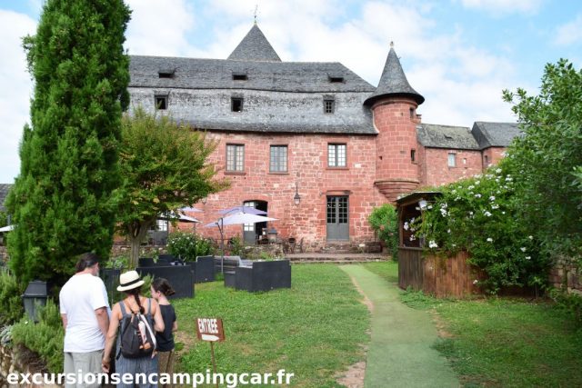 Balade dans les rues de Collonges-la-Rouge