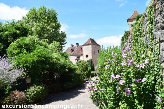 Ruelle fleurie à Loubressac