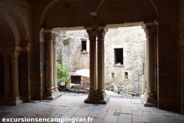 Vue depuis l'interieur du tympan de l'église Saint-Pierre