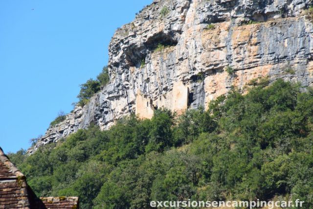 Vue sur ce qui reste du château des Anglais depuis Autoire