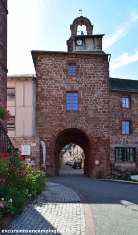 Le porche de Villecomtal