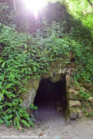 "Grotte" à la cascade du Donjon