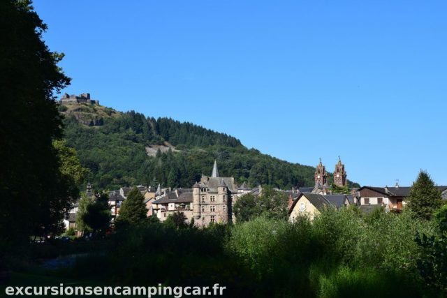 Vue sur l'ancien palais de justice et les clochers de l'église paroissiale St Jean Baptiste d'Espallion
