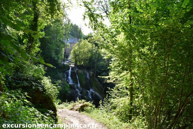 Cascade du Donjon à Muret le château, vue du chemin