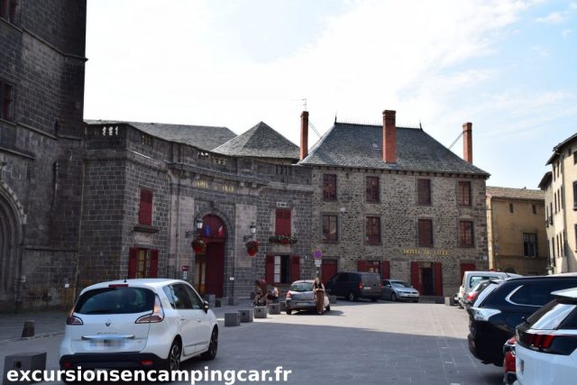 L'Hotel de Ville vue depuis la Place d'Armes