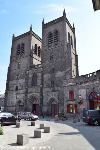 La cathédrale Saint-Pierre de Saint-Flour vue depuis la place d'Armes