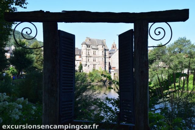 L'ancien palais de justice vue depuis le chemin longeant la riviere