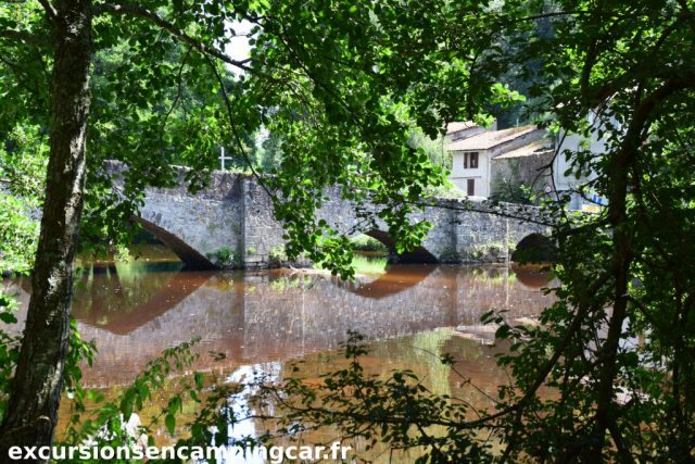 Bord de riviere à Bellac avec vue sur le pont de la pierre