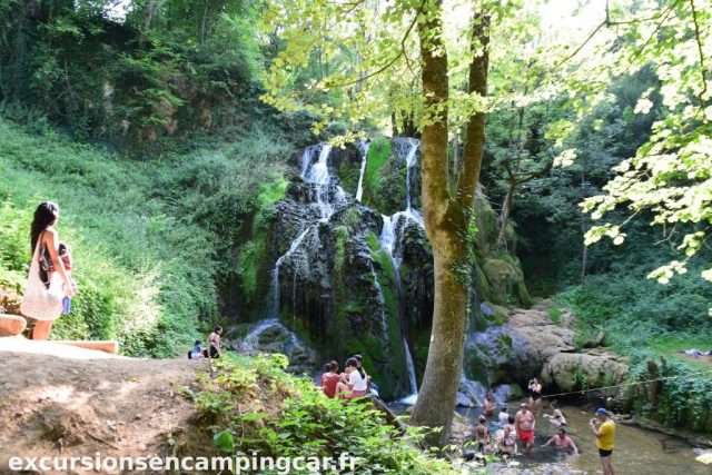 au pied de la cascade du Donjon