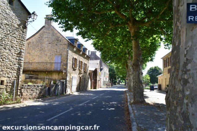 La route principale avec la mairie à l'arriere plan à gauche