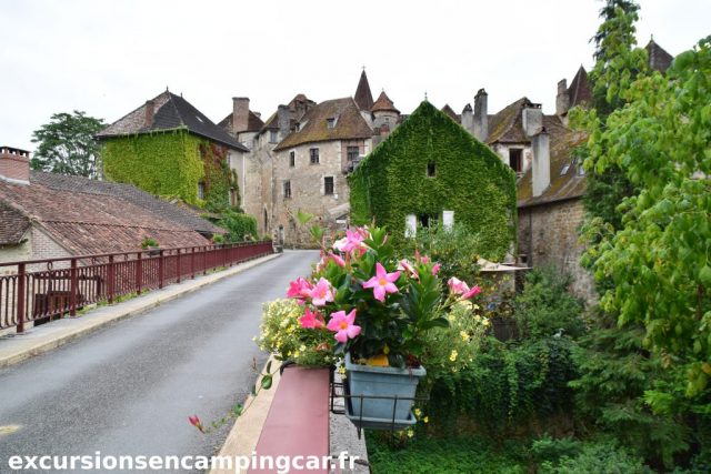 pont fleurit à Carennac