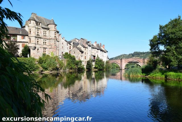 L'ancien palais de justice et le pont Vieux depuis le bord du Lot