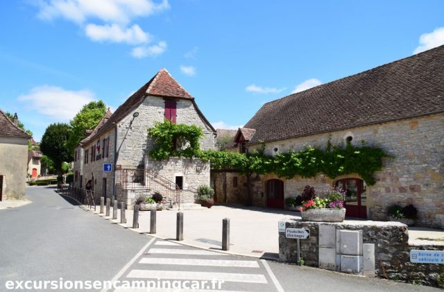 L'entrée du village et sa Mairie