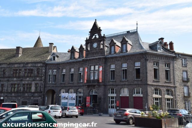 L'office du tourisme à la place d'Armes de Saint-Flour