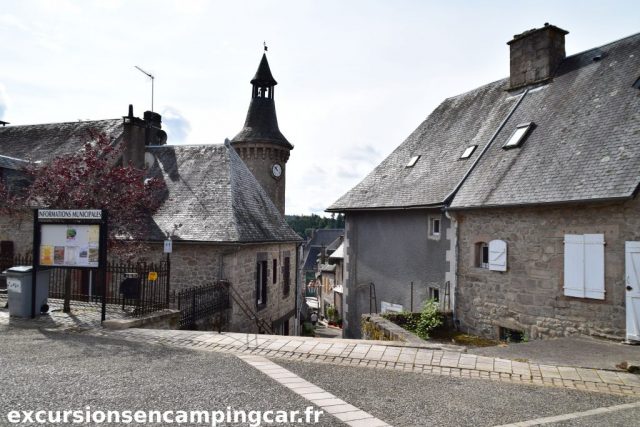 Vue sur la tour de l'Horloger depuis la place de l'hotel de ville