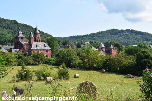 Maisons de Collonges la rouge vue depuis l'extérieurs du village