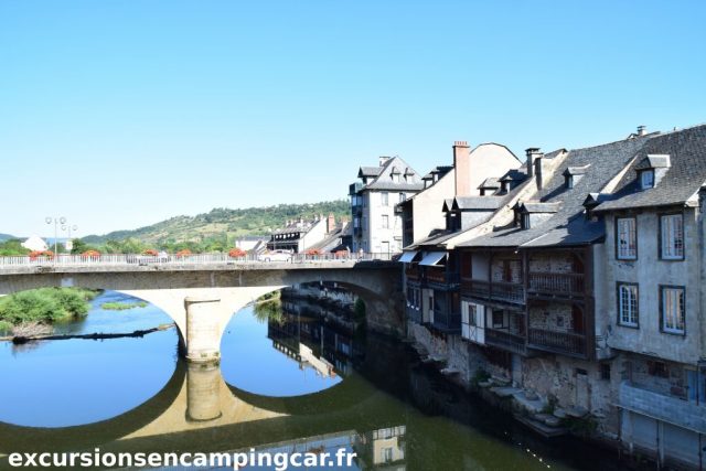 L'ancienne tannerie à droite, vue depuis le pont Vieux