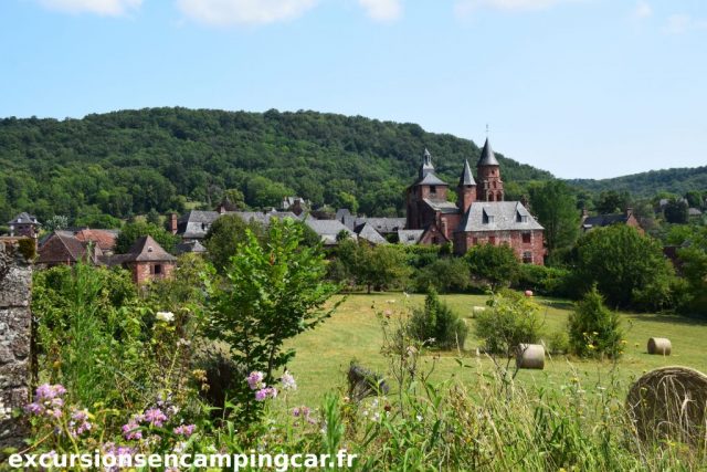 Maisons de Collonges la rouge vue depuis l'extérieurs du village