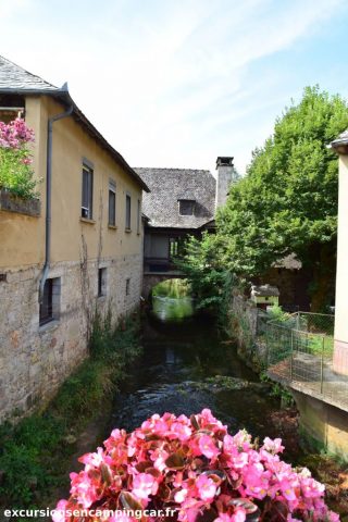 Riviere traversant Muret le château