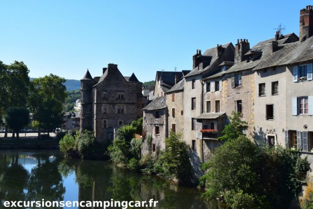 Facades le long du Lot