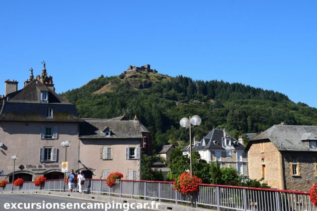 Vue du château Calmont d'Olt depuis le Bd de Guizard
